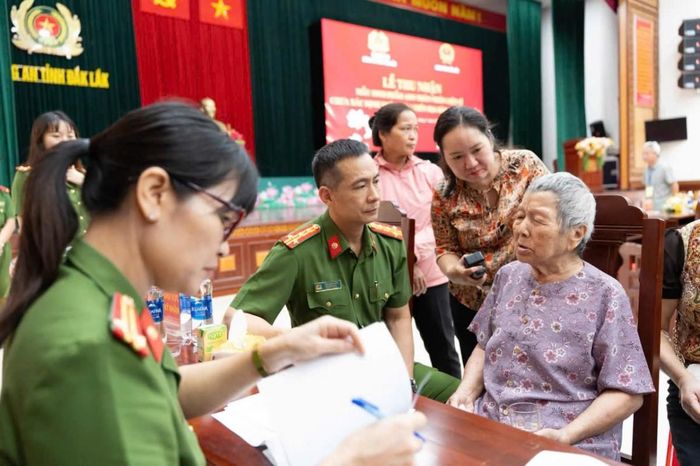  Cán bộ Công an hướng dẫn thân nhân liệt sĩ thực hiện các thủ tục thu nhận mẫu ADN.