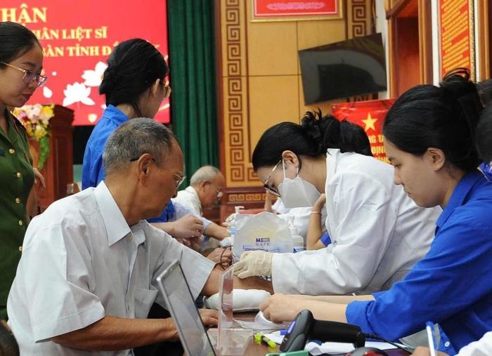 Thân nhân liệt sĩ được lấy mẫu sinh phẩm phục vụ xây dựng cơ sở dữ liệu ADN quốc gia.