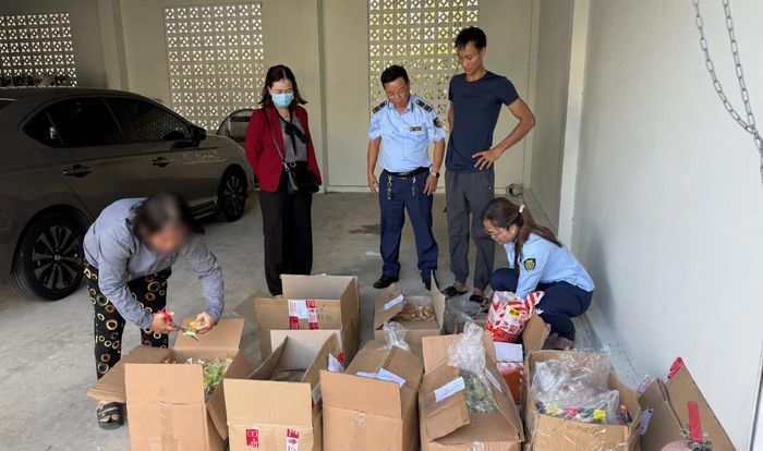 Lực lượng QLTT tỉnh Đồng Tháp giám sát việc tiêu hủy số bánh, kẹo không rõ nguồn gốc, xuất xứ theo quy định. Ảnh: Chi cục QLTT tỉnh Đồng Tháp
