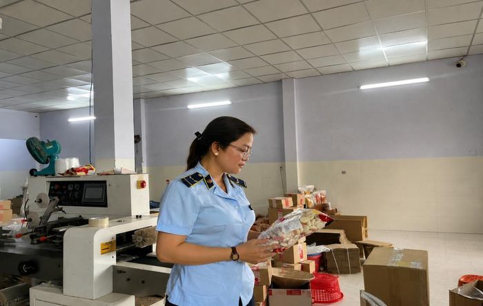 Lực lượng QLTT tỉnh Đồng Tháp kiểm tra bánh, kẹo tại một cơ sở kinh doanh vi phạm trên địa bàn. Ảnh: Chi cục QLTT tỉnh Đồng Tháp