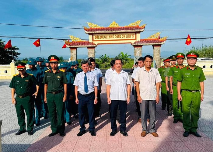 Sáng 24/7, Đảng ủy, HĐND, UBND, Ủy ban MTTQ Việt Nam phường Thuận An (Tp. Huế) đã tổ chức lễ dâng hoa, dâng hương tại các nghĩa trang và đài tưởng niệm liệt sĩ trên địa bàn