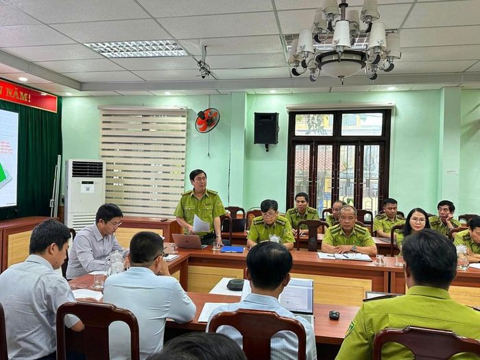 Đồng chí Lê Ngọc Tuấn - Chi cục trưởng Chi cục Kiểm lâm đã báo cáo một số khó khăn, tồn tại cần được quan tâm tháo gỡ