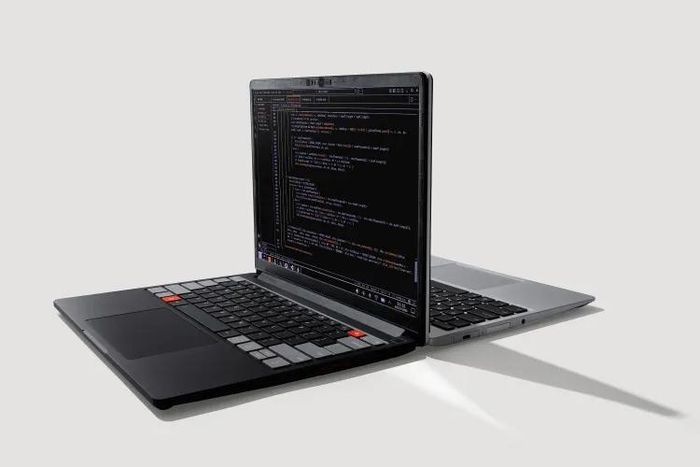 Laptop Framework 13 Pro với RAM LPCAMM2, tâm điểm của tranh cãi giá cả. (Ảnh: Framework)