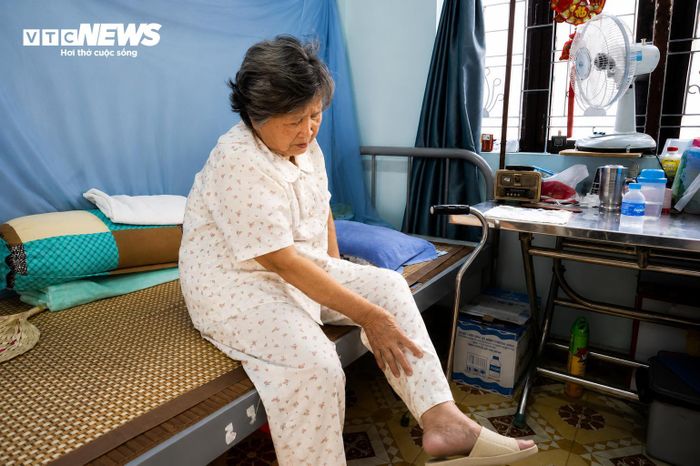 Bà Phùng Ngọc Anh mô tả lại vết thương của Anh hùng Trần Văn Kiểu do bị tra tấn.