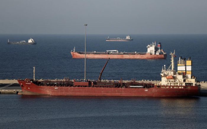 Tàu thương mại di chuyển gần eo biển Hormuz. (Ảnh: Reuters)