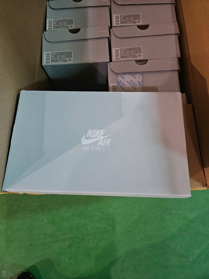 Đoàn kiểm tra nhận định số hàng hóa nêu trên có dấu hiệu giả mạo các nhãn hiệu Nike đang được bảo hộ tại Việt Nam. (Ảnh: Cục Quản lý và Phát triển thị trường trong nước)