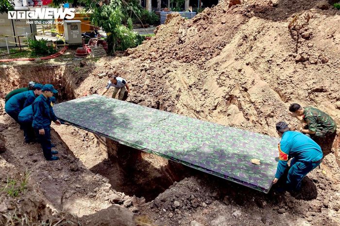 Lực lượng làm nhiệm vụ thực hiện che chắn tạm thời để thực hiện công tác tìm kiếm.