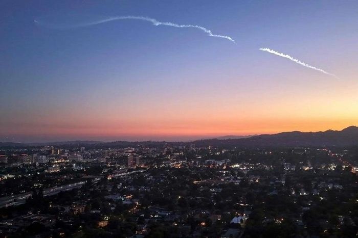 Tên lửa SpaceX Falcon 9 cất cánh sau khi phóng từ Căn cứ Không gian Vandenberg,California, Mỹ, mang theo 24 vệ tinh internet Starlink, ngày 24/6. (Ảnh: Getty Images)