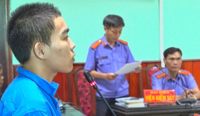 Bị cáo Nguyễn Như Tiến nghe cáo trạng tại phiên tòa (Ảnh: Công an tỉnh Gia Lai)
