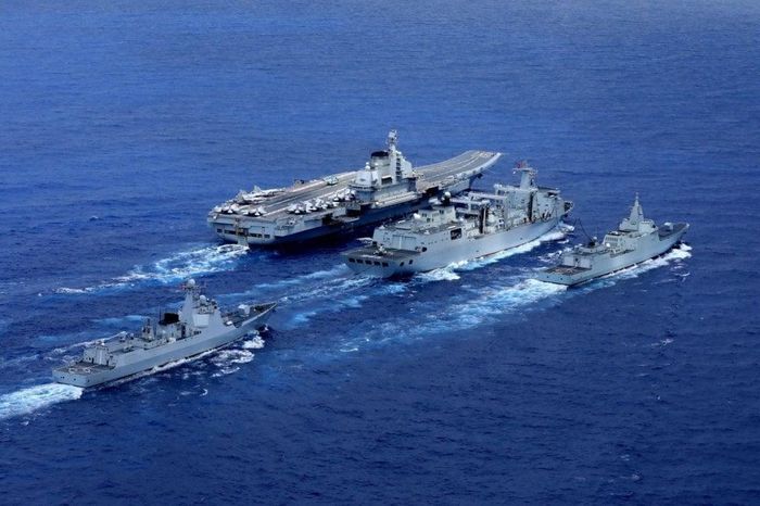 Một tàu tiếp tế Type 901 ở giữa, cùng với tàu sân bay Liêu Ninh ở phía trên và các tàu chiến mặt nước bảo vệ. Ảnh TWZ