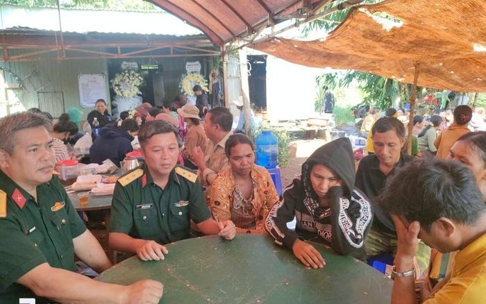 Quân đoàn 34 tổ chức thăm hỏi, động viên gia đình là lo hậu sự cho Thượng sỹ Kpă Thiêp.