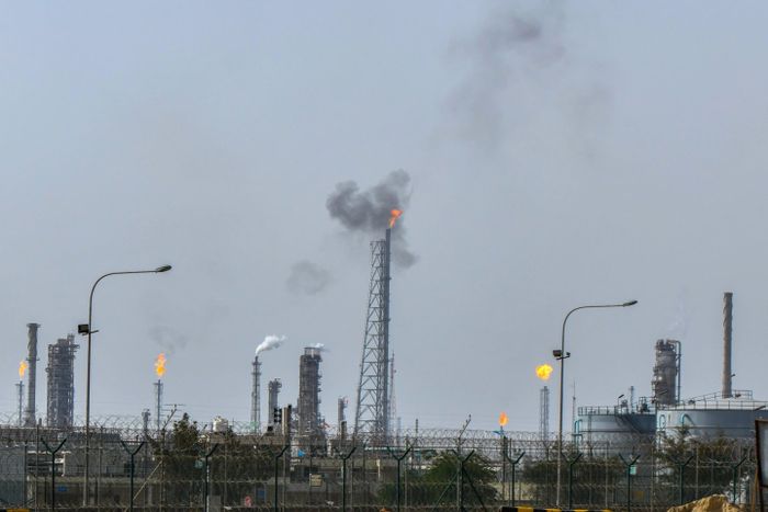 Nhà máy lọc dầu Mina Al-Ahmadi đang hoạt động tại Kuwait. (Ảnh: AP)