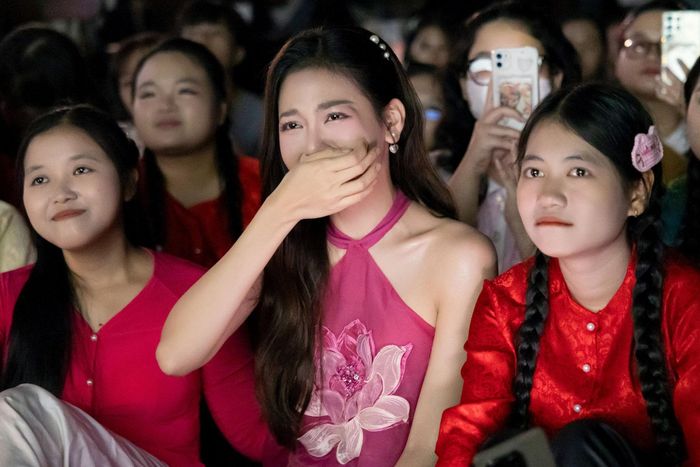 Khoảnh khắc Thùy Anh xúc động trước tình cảm của người hâm mộ.
