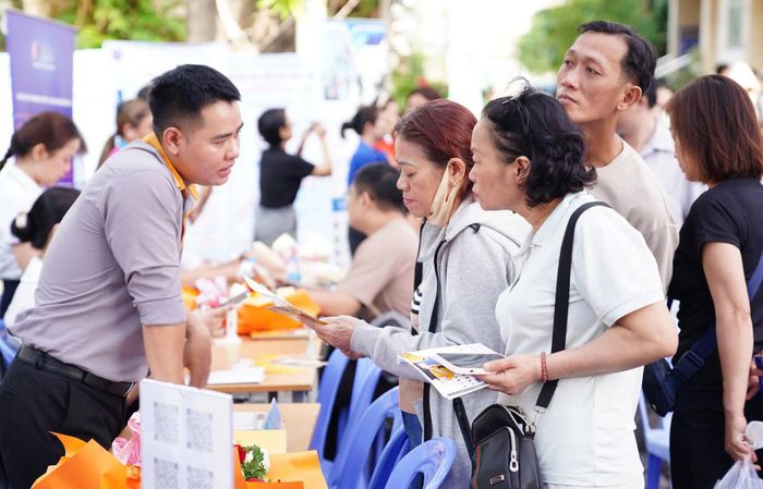 Tư vấn việc làm cho người lao động tại Sàn giao dịch việc làm phường Minh Phụng (thành phố Hồ Chí Minh).