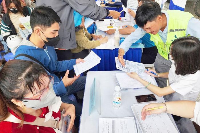 Người lao động tham gia Sàn giao dịch việc làm phường Minh Phụng (thành phố Hồ Chí Minh). Ảnh: Trung Tâm