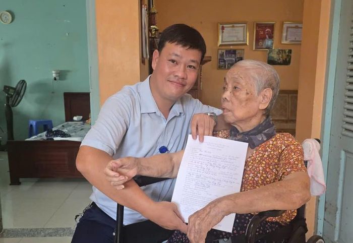 Tổ xung kích Chi nhánh số 2, Trung tâm Phục vụ hành chính công thành phố Hà Nội hỗ trợ lão thành cách mạng tại nhà trong đợt cao điểm. Ảnh: TT