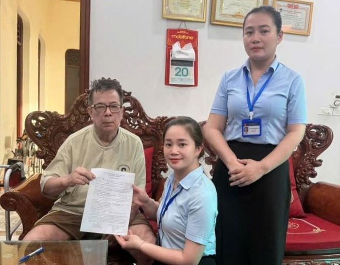 Các Tổ hành chính công xung kích là tuyến đầu hỗ trợ người dân thực hiện ủy quyền tại nhà. Ảnh: PV