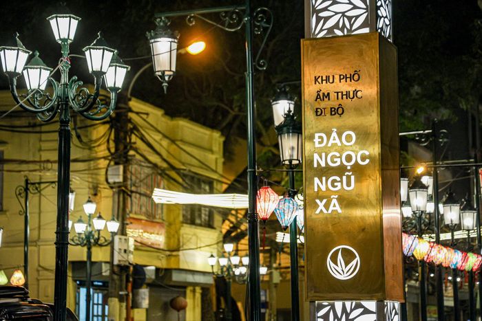 Để triển khai tuyến phố kinh tế đêm, khoản 5, Điều 5 và Điều 9 Nghị quyết số34/2026/NQ-HĐND quy định bắt buộc phải có trên 50% đại diện hộ gia đình thường trú đồng thuận, đồng thời phải tổ chức tham vấn đánh giá tác động xã hội, bảo đảm sự hài hòa giữa phát triển kinh tế và quyền sống an lành của người dân theo Luật Thủ đô 2026. (Ảnh: Tuyến phố đi bộ, du lịch và ẩm thực đêm Đảo Ngọc - Ngũ Xã).