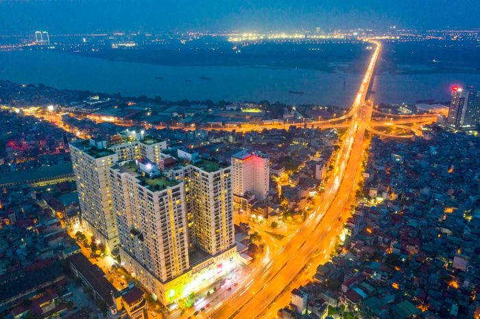 Theo Điều 1 và Điều 3 Nghị quyết 34/2026/NQ-HĐND, kinh tế ban đêm được xác định là tổng thể các hoạt động sản xuất, kinh doanh, dịch vụ, công nghiệp sáng tạo diễn ra từ 18h hôm trước đến 6h hôm sau. Đây là chính sách then chốt triển khai điểm b khoản 2 Điều 27 Luật Thủ đô 2026 nhằm khai thác hiệu quả tiềm năng đô thị.