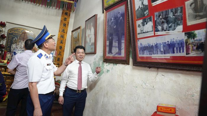 Thiếu tướng Lê Đình Cường, Phó Bí thư Đảng ủy Cảnh sát biển Việt Nam và Bí thư Đảng ủy Nguyễn Nguyên Quân dâng hương tại Nhà tưởng niệm Đại tướng Lê Trọng Tấn. Ảnh: PT