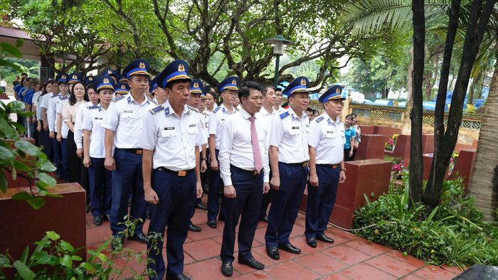 Đoàn đại biểu Cảnh sát biển Việt Nam và lãnh đạo phường Yên Nghĩa dâng hương tưởng niệm các Anh hùng liệt sĩ tại Nghĩa trang Liệt sĩ phường. Ảnh: PT