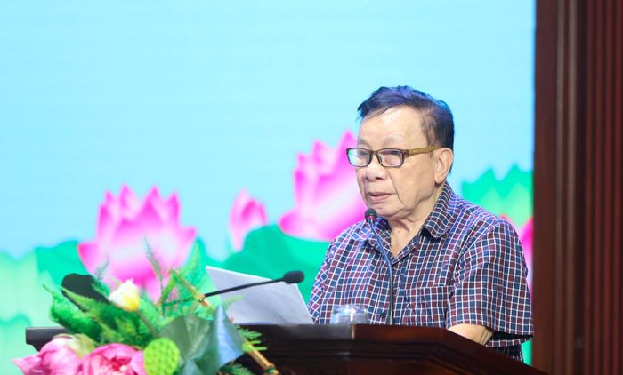 Ông Hoàng Xuân Lâm, đại diện hơn 1.000 người có công và gia đình chính sách trên địa bàn chia sẻ tại hội nghị.