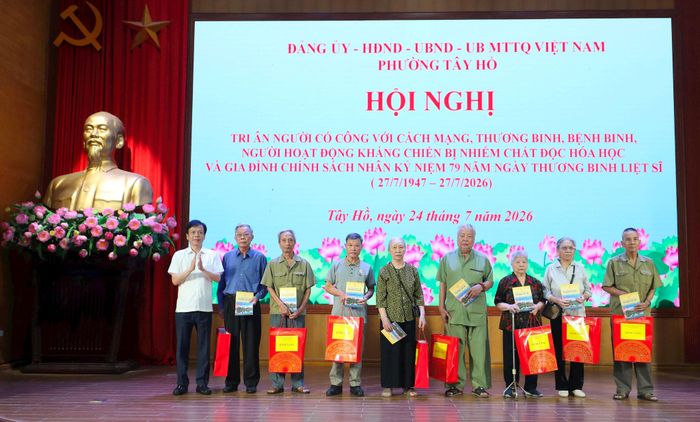 Phó Bí thư Thường trực Đảng ủy phường Tây Hồ Lê Quốc Thịnh trao tặng quà người có công tiêu biểu.