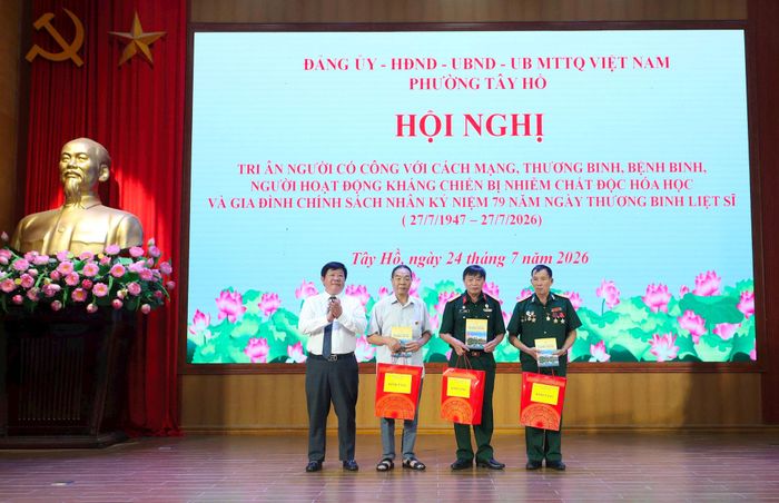Chủ tịch UBND phường Tây Hồ trao tặng quà cho người có công tiêu biểu.