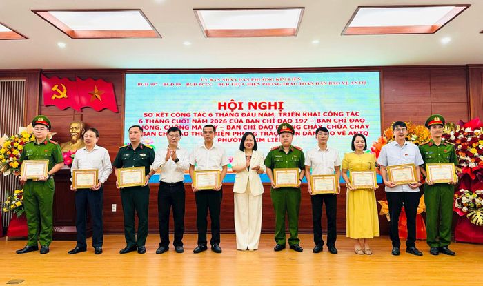 Lãnh đạo phường Kim Liên trao khen thưởng cho các tập thể có thành tích. Ảnh: PV