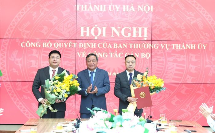 Phó Bí thư Thành ủy Nguyễn Văn Phong trao quyết định cho đồng chí Phạm Minh Hoàng (ngoài cùng bên phải) và đồng chí Trần Đức Trung Tiến. Ảnh: Thanh Hải