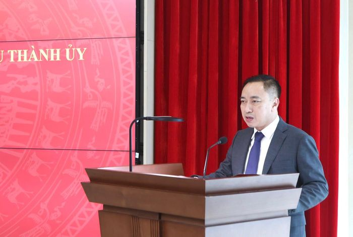 Tân Phó Chánh Văn phòng Thành ủy Hà Nội Phạm Minh Hoàng phát biểu nhận nhiệm vụ tại hội nghị. Ảnh: Thanh Hải