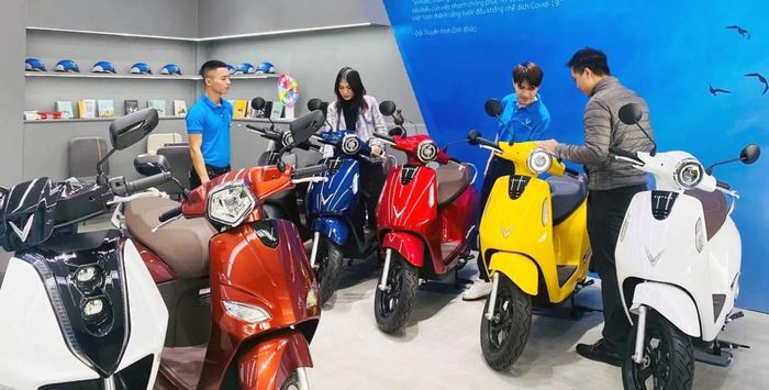 Người tiêu dùng mua xe máy điện tại đại lý. Ảnh: Hoài Nam