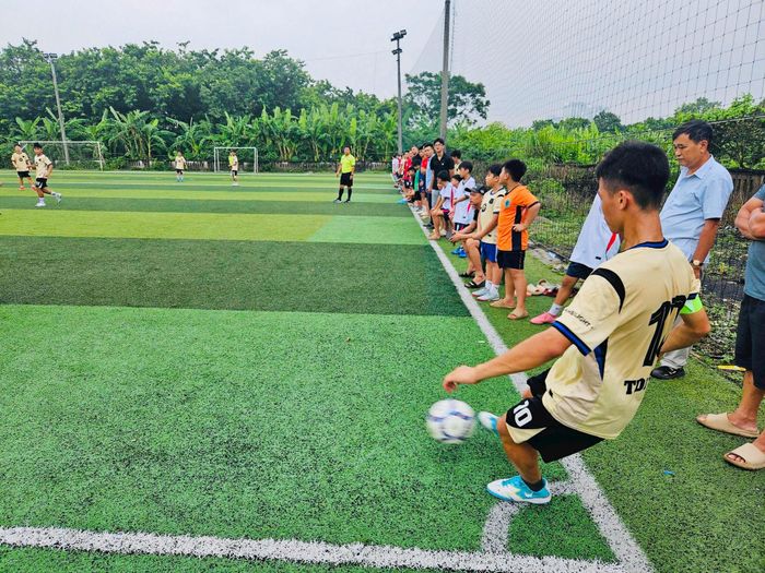 Trận đấu ngay sau khai mạc đã thu hút sự quan tâm, cổ vũ của các đại biểu, nhân dân và các em thiếu niên. Ảnh: LN