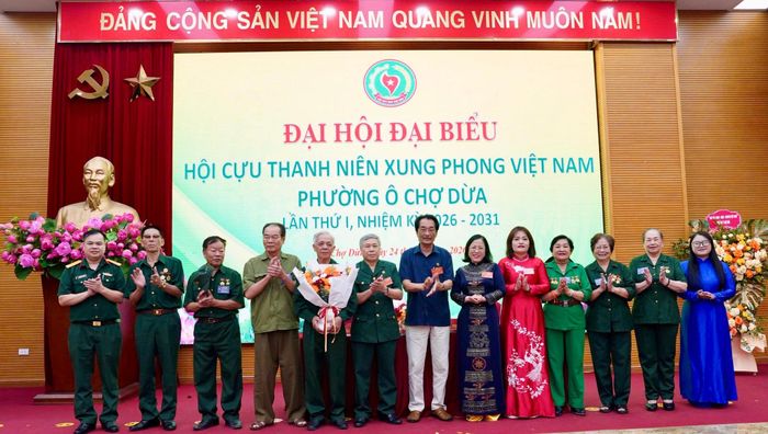 Lãnh đạo Hội Cựu Thanh niên xung phong thành phố Hà Nội và phường Ô Chợ Dừa chúc mừng Đại hội. Ảnh: P.V