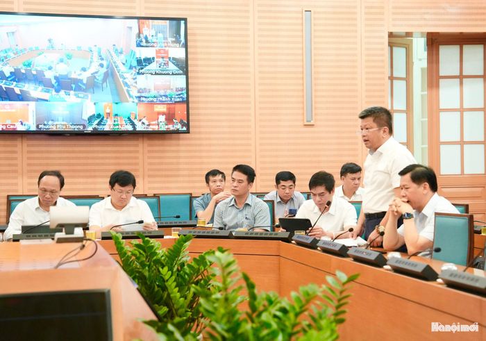 Phó Giám đốc Sở Xây dựng Hà Nội Đỗ Việt Hải báo cáo tại cuộc họp. Ảnh: Hồng Thái