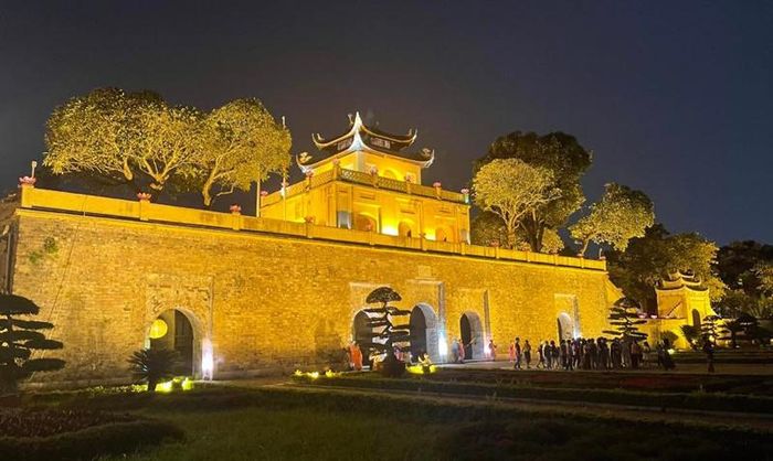 Hoàng thành Thăng Long về đêm. Ảnh: HNM