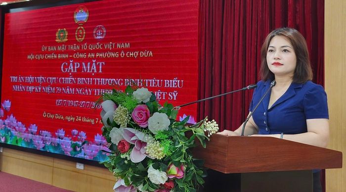 Chủ tịch Ủy ban MTTQ Việt Nam phường Ô Chợ Dừa Đào Thị Minh Hiền phát biểu tại buổi gặp mặt.