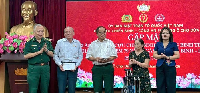 3 cựu chiến binh là thương binh được nhận quà của Hội Cựu chiến binh thành phố Hà Nội và Hội Cựu chiến binh phường.
