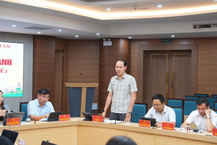 Đồng chí Trần Kiên, Ủy viên Ban Thường vụ Đảng ủy, Phó Chủ tịch HĐND xã Gia Lâm phát biểu tại hội nghị. Ảnh: P.V