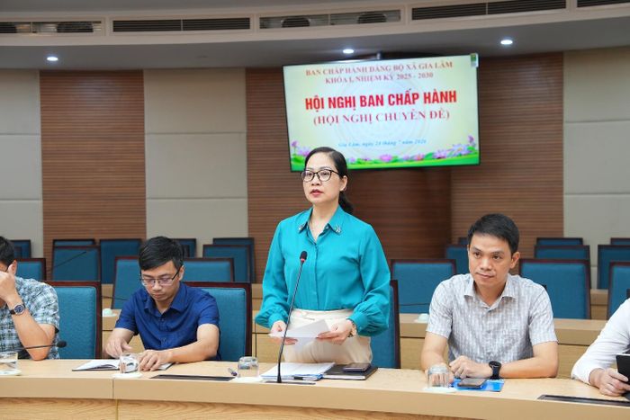 Lãnh đạo Phòng Văn hóa xã hội xã Gia Lâm trình bày Đề án sắp xếp, tổ chức lại cơ sở giáo dục mầm non, tiểu học, trung học cơ sở công lập trên địa bàn xã. Ảnh: P.V