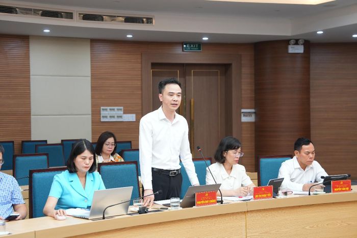 Đồng chí Nguyễn Duy Khánh, Ủy viên Ban Thường vụ, Chánh Văn phòng Đảng ủy xã Gia Lâm trình bày Quy chế làm việc của Ban Chấp hành Đảng bộ, Ban Thường vụ, Thường trực Đảng ủy xã Gia Lâm khóa I, nhiệm kỳ 2025-2030. Ảnh: P.V