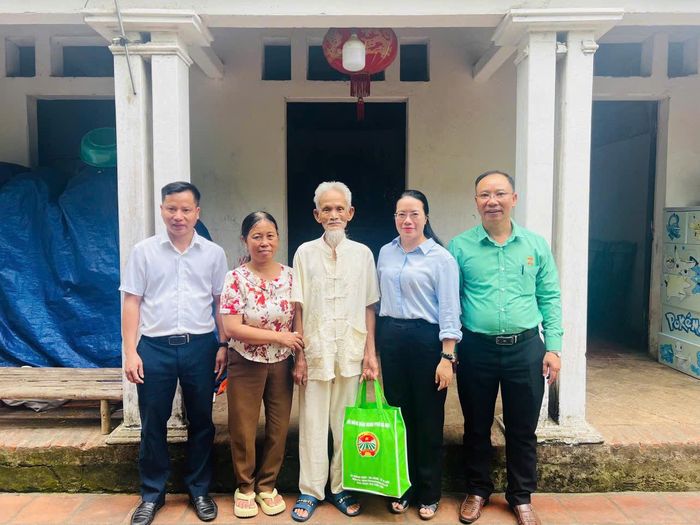 Chủ tịch Hội Nông dân thành phố Hà Nội Phạm Hải Hoa thăm, tặng quà hộ hội viên nông dân là gia đình chính sách tại xã Trần Phú và phường Chương Mỹ. Ảnh: HND