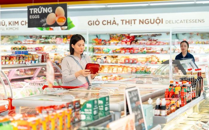 Người tiêu dùng lựa chọn hàng tại siêu thị.