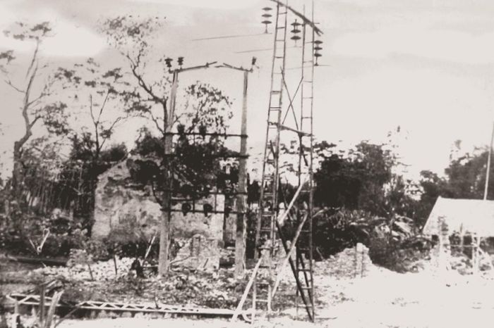 Cột điện 35kV dựng tạm bằng thang tre tại Yên Viên tháng 12-1966.