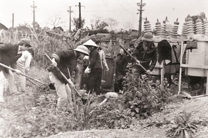 Sửa chữa điện ở cầu Long Biên. Ảnh: Tư liệu