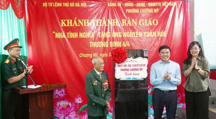 Lãnh đạo phường Chương Mỹ trao vật dụng sinh hoạt tặng thương binh Nguyễn Xuân Hòe. Ảnh: Lan Oanh