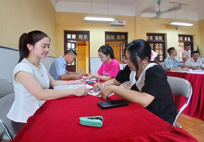 Cán bộ thôn Nhị Xuân tận tình hướng dẫn người dân ghi thông tin. Ảnh: Hoàng Quyết