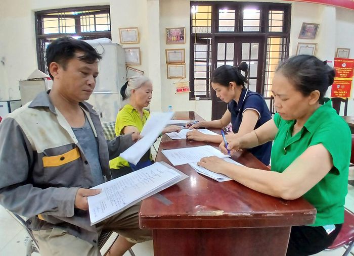 Người dân thôn Lạc Thị mang giấy tờ đến nhập dữ liệu. Ảnh: Hoàng Quyết