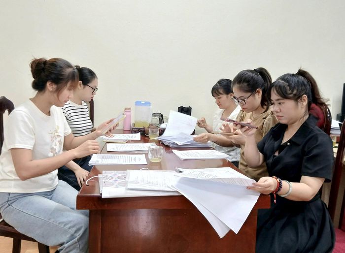 Các tổ công tác thực hiện scan Căn cước công dân, giấy tờ, cập nhật thông tin và định vị thửa đất trên hệ thống cơ sở dữ liệu quốc gia. Ảnh: Hoàng Quyết