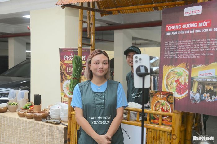 Đại diện thương hiệu Phở Thìn livestream giới thiệu Phở tại chương trình. Ảnh: Lại Tấn